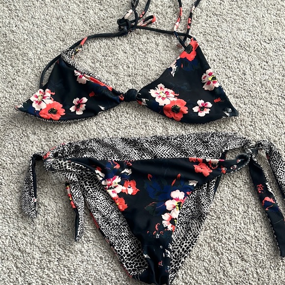 Volcom reversible bikini - Picture 1 of 2